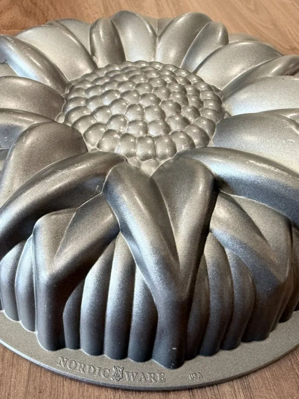 Nordic Ware SUNFLOWER Bundt Cake Pan Mold 10 Cup Aluminum USA Floral Bakeware